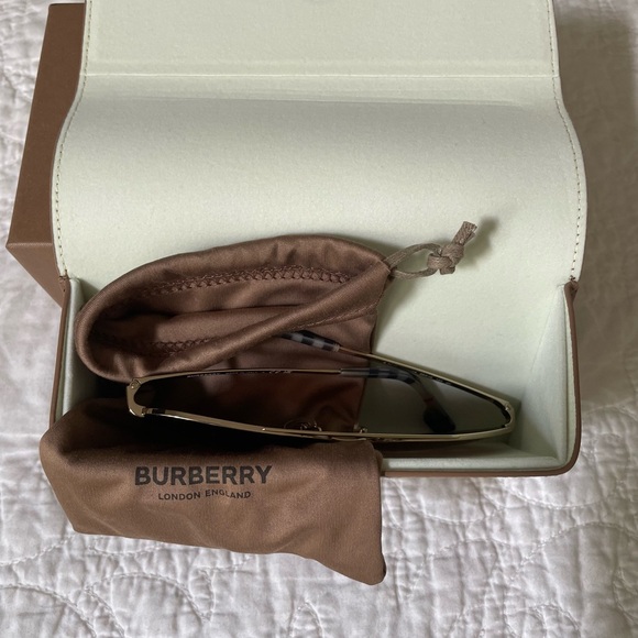 NEVER WORN - BURBERRY VINTAGE CHECK DETAIL PILOT SUNGLASSES - Picture 7 of 9